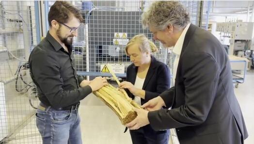 Scrimber- Team an Produktionsstätte